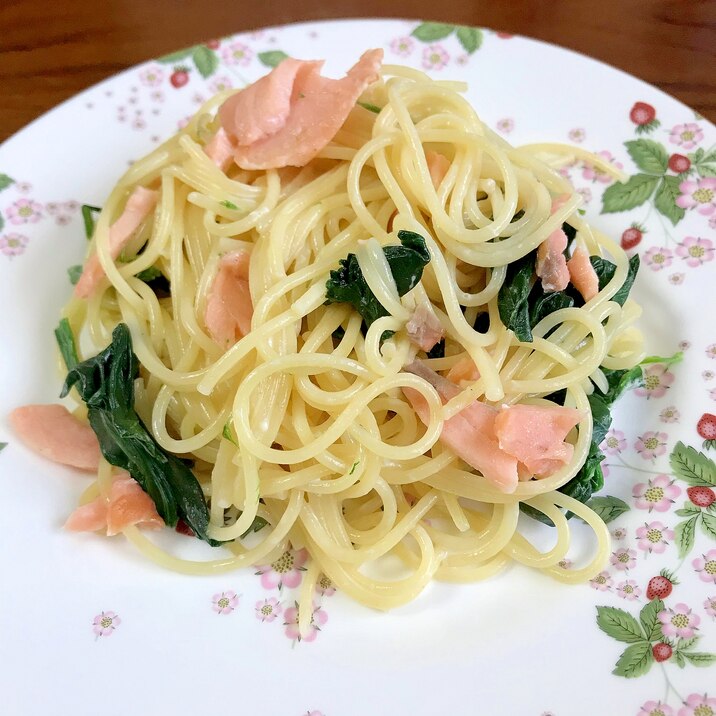スモークサーモンとほうれん草のクリームパスタ レシピ 作り方 By 水玉模様 楽天レシピ
